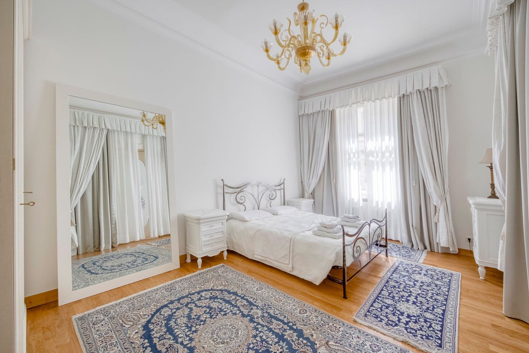 Prenájom bytu 3-izbový 120 m², Truhlářská, Praha, Praha Prenájom bytu 3-izbový 120 m², Truhlářská, Praha, Praha