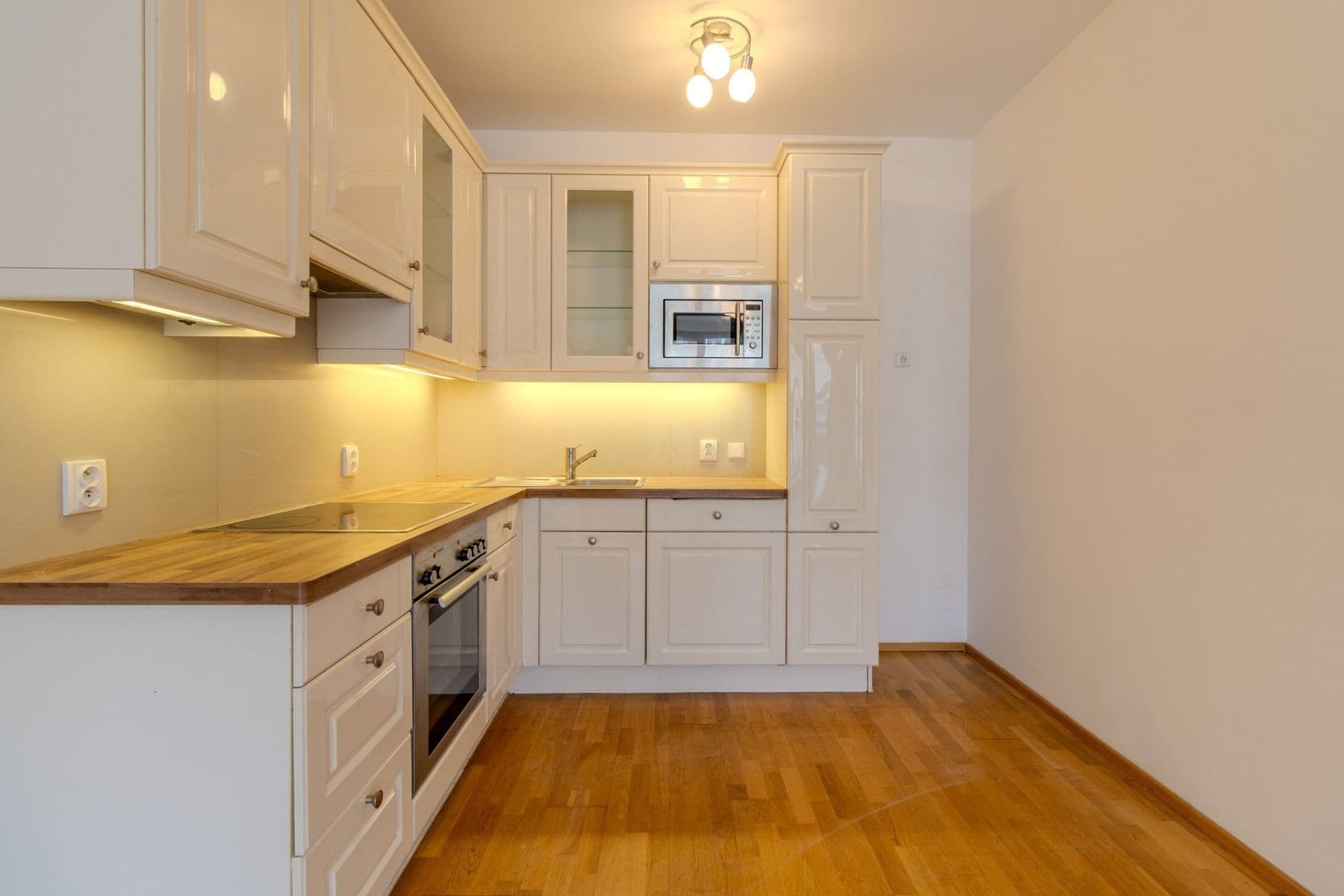 Prenájom bytu 3-izbový 85 m², Jeseniova, Praha, Praha Prenájom bytu 3-izbový 85 m², Jeseniova, Praha, Praha