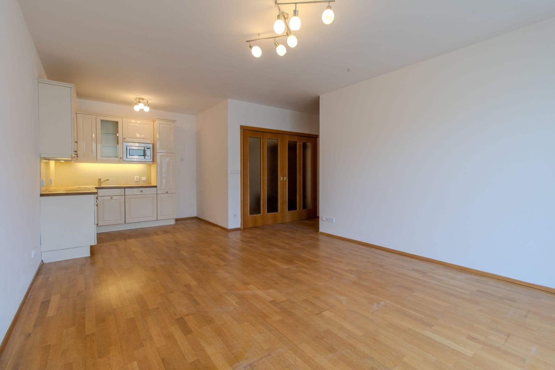 Prenájom bytu 3-izbový 85 m², Jeseniova, Praha, Praha Prenájom bytu 3-izbový 85 m², Jeseniova, Praha, Praha