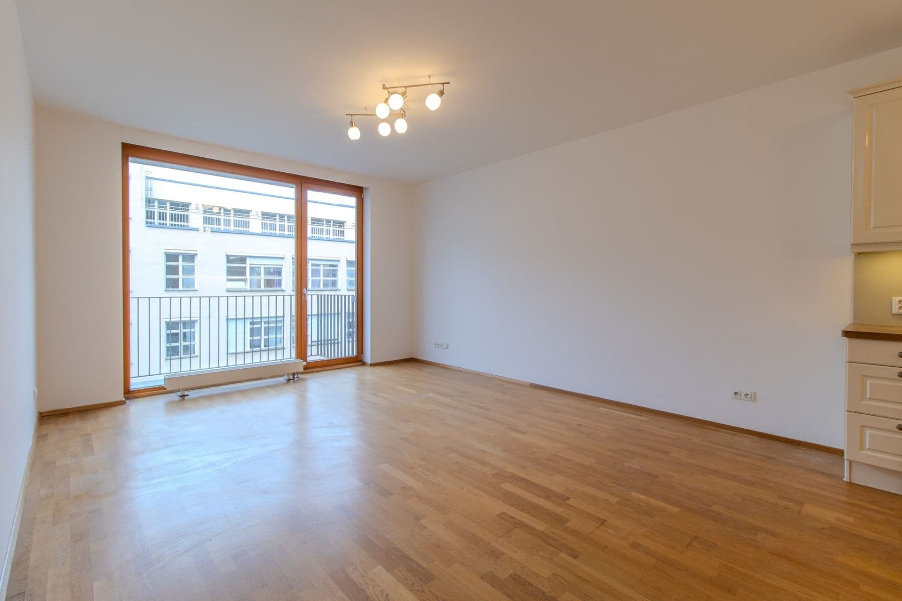 Prenájom bytu 3-izbový 85 m², Jeseniova, Praha, Praha Prenájom bytu 3-izbový 85 m², Jeseniova, Praha, Praha