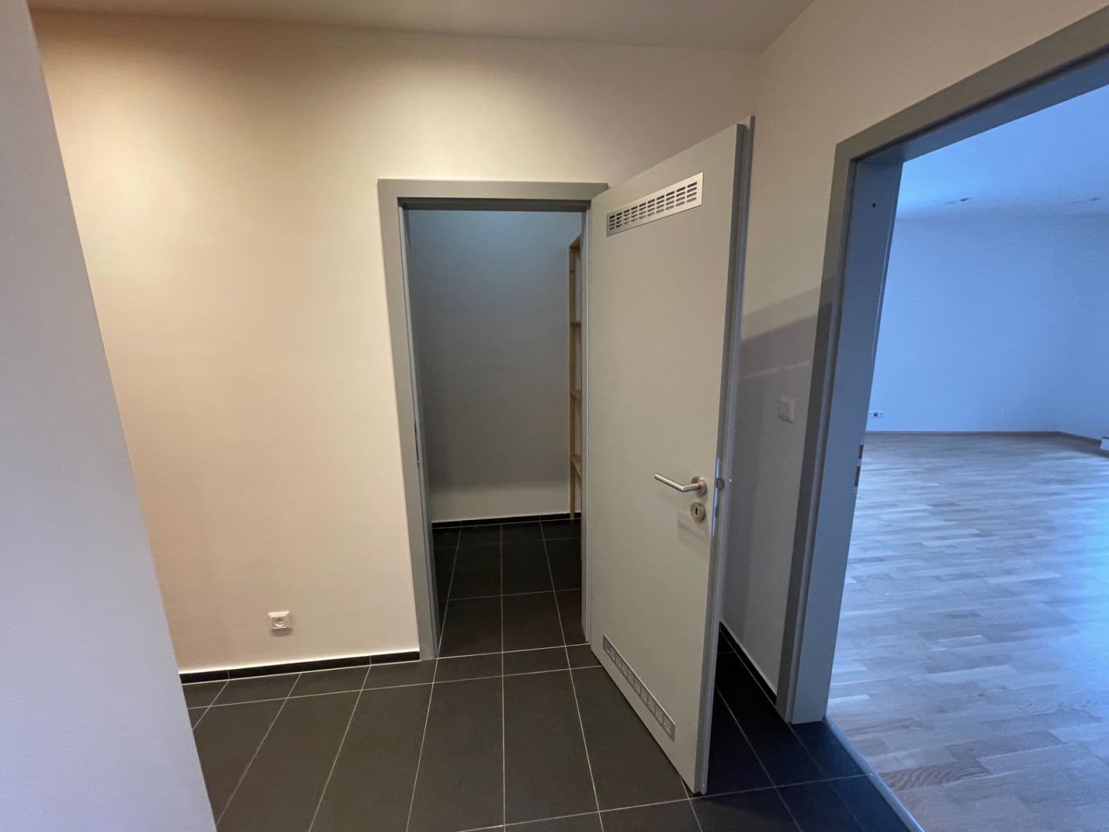Prenájom bytu 3-izbový 91 m², Pod Stolovou horou, Praha, Praha Prenájom bytu 3-izbový 91 m², Pod Stolovou horou, Praha, Praha