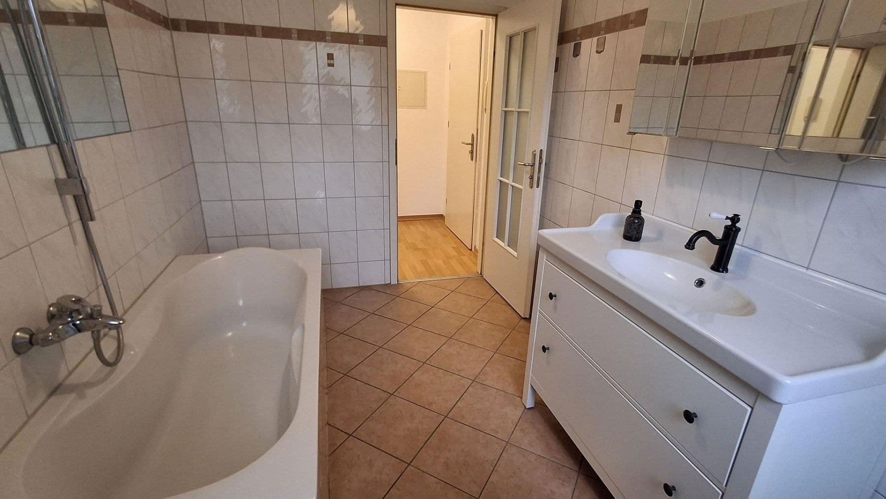 Predaj bytu 3-izbový 82 m², Berlin, Berlín Predaj bytu 3-izbový 82 m², Berlin, Berlín