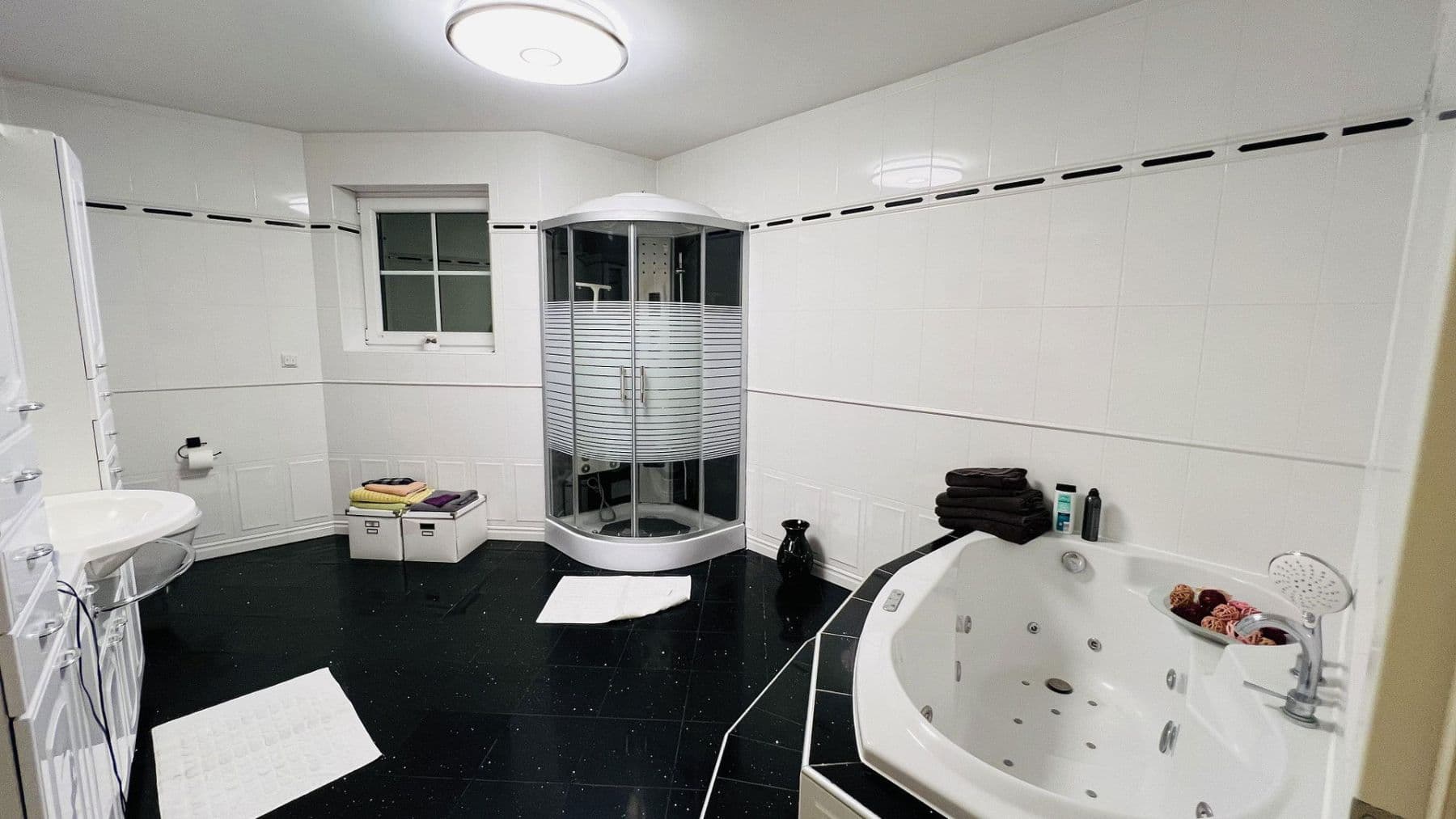 Prenájom bytu 7-izbový 266 m², Indianapolisstr.62, Köln, Severné Porýnie - Westfálsko Prenájom bytu 7-izbový 266 m², Indianapolisstr.62, Köln, Severné Porýnie - Westfálsko