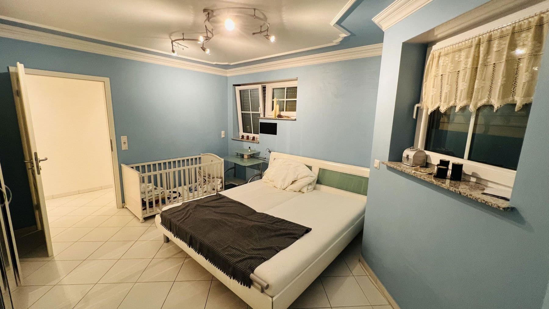 Prenájom bytu 7-izbový 266 m², Indianapolisstr.62, Köln, Severné Porýnie - Westfálsko Prenájom bytu 7-izbový 266 m², Indianapolisstr.62, Köln, Severné Porýnie - Westfálsko