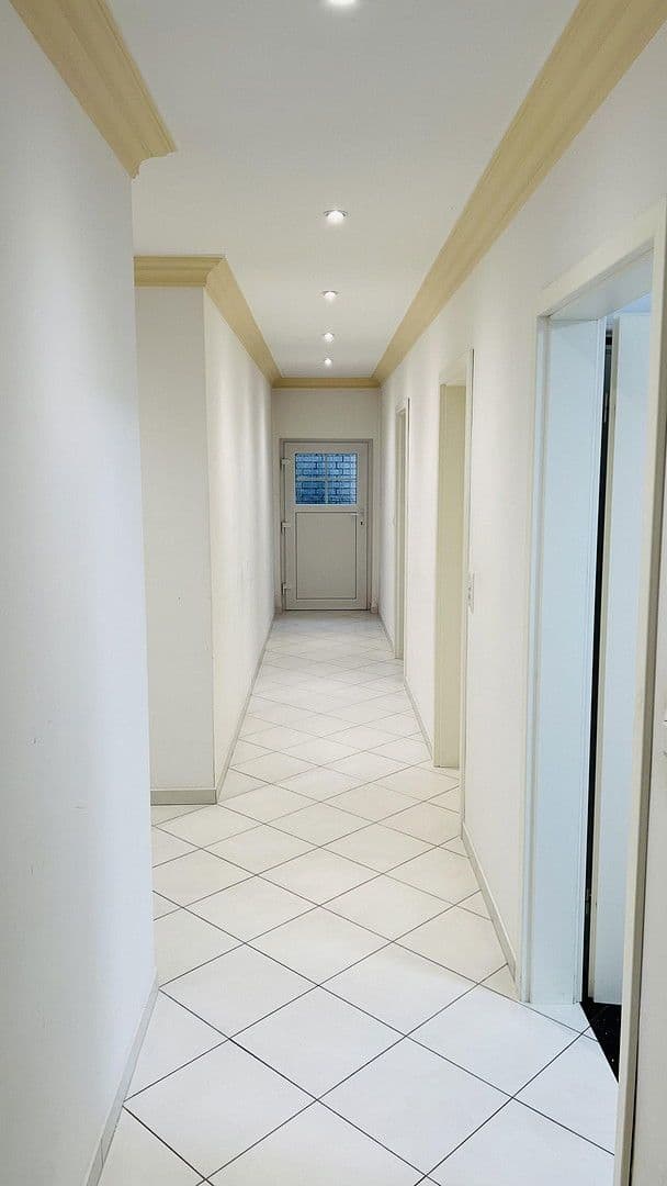 Prenájom bytu 7-izbový 266 m², Indianapolisstr.62, Köln, Severné Porýnie - Westfálsko Prenájom bytu 7-izbový 266 m², Indianapolisstr.62, Köln, Severné Porýnie - Westfálsko