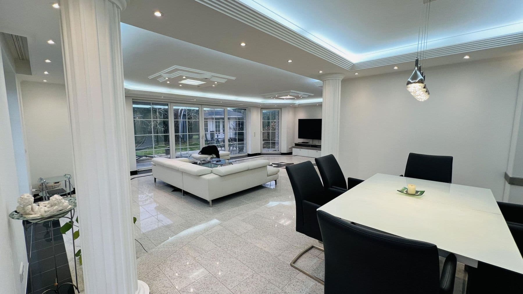 Prenájom bytu 7-izbový 266 m², Indianapolisstr.62, Köln, Severné Porýnie - Westfálsko Prenájom bytu 7-izbový 266 m², Indianapolisstr.62, Köln, Severné Porýnie - Westfálsko