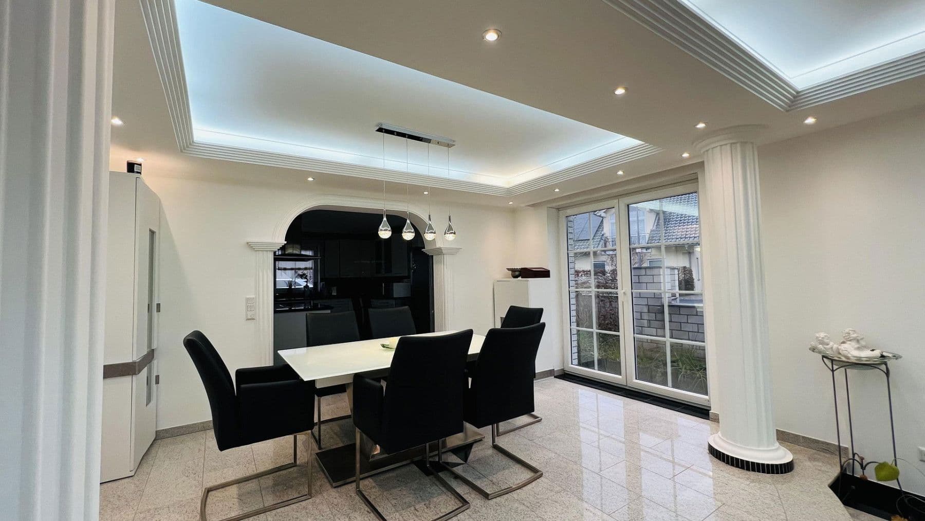 Prenájom bytu 7-izbový 266 m², Indianapolisstr.62, Köln, Severné Porýnie - Westfálsko Prenájom bytu 7-izbový 266 m², Indianapolisstr.62, Köln, Severné Porýnie - Westfálsko