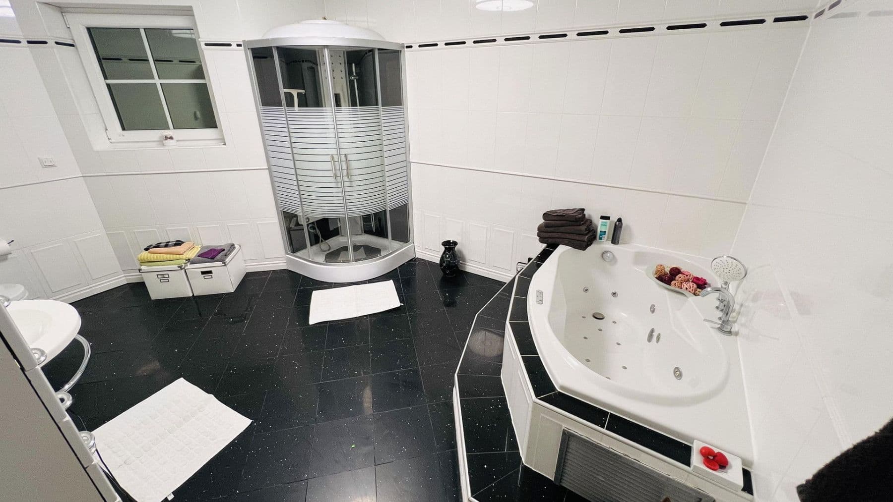 Prenájom bytu 7-izbový 266 m², Indianapolisstr.62, Köln, Severné Porýnie - Westfálsko Prenájom bytu 7-izbový 266 m², Indianapolisstr.62, Köln, Severné Porýnie - Westfálsko