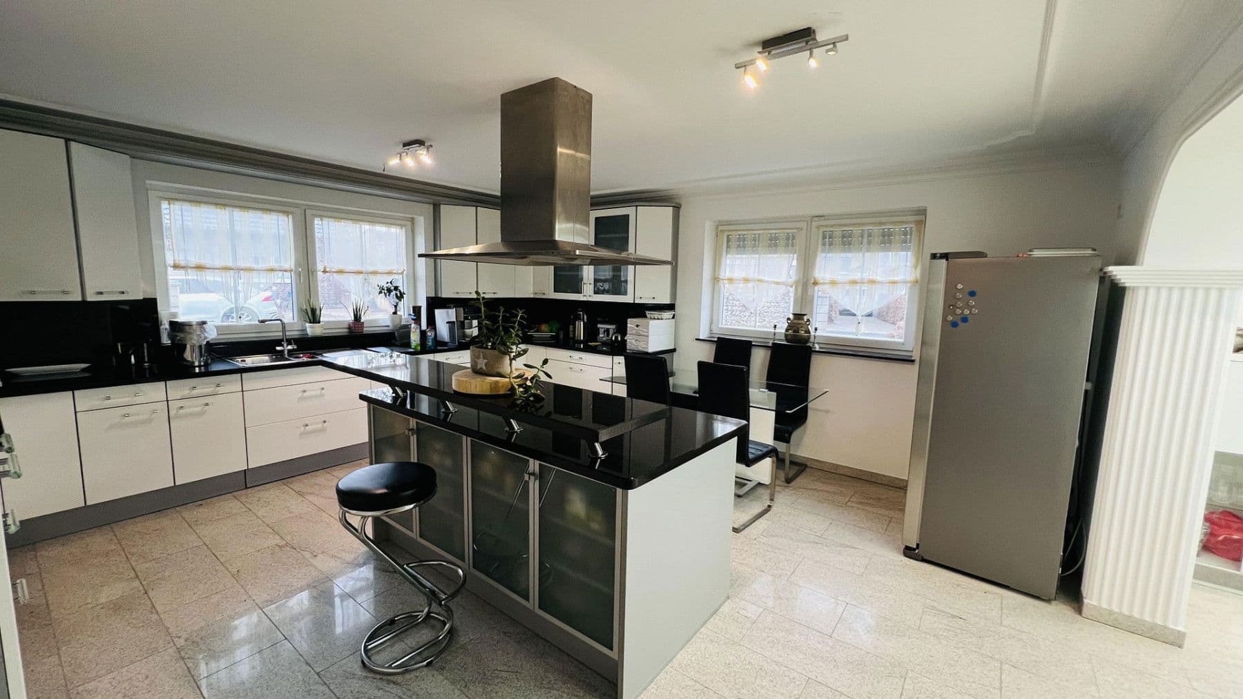 Prenájom bytu 7-izbový 266 m², Indianapolisstr.62, Köln, Severné Porýnie - Westfálsko Prenájom bytu 7-izbový 266 m², Indianapolisstr.62, Köln, Severné Porýnie - Westfálsko