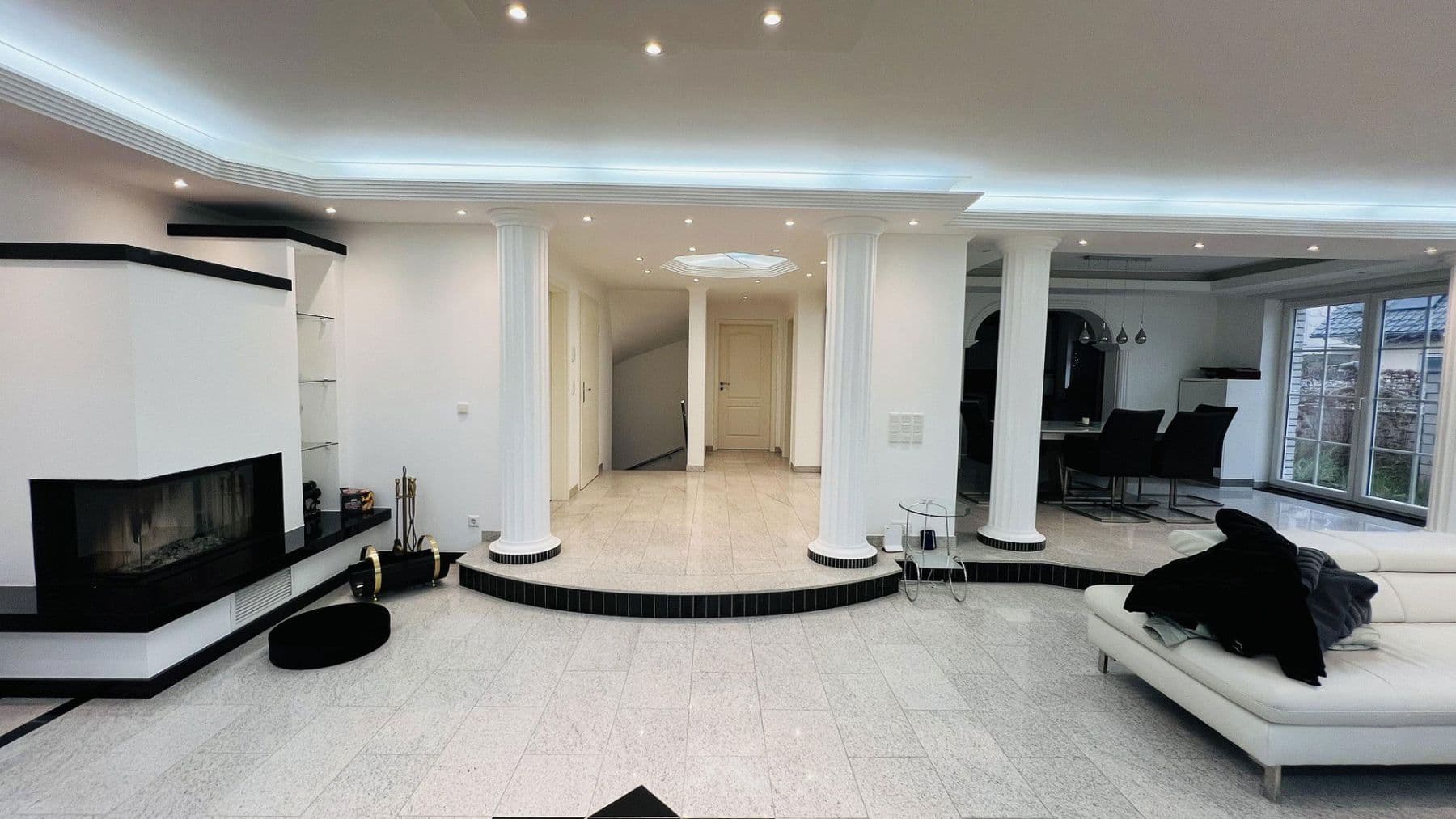 Prenájom bytu 7-izbový 266 m², Indianapolisstr.62, Köln, Severné Porýnie - Westfálsko Prenájom bytu 7-izbový 266 m², Indianapolisstr.62, Köln, Severné Porýnie - Westfálsko