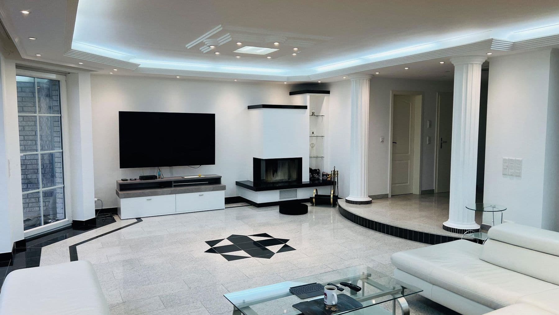 Prenájom bytu 7-izbový 266 m², Indianapolisstr.62, Köln, Severné Porýnie - Westfálsko Prenájom bytu 7-izbový 266 m², Indianapolisstr.62, Köln, Severné Porýnie - Westfálsko