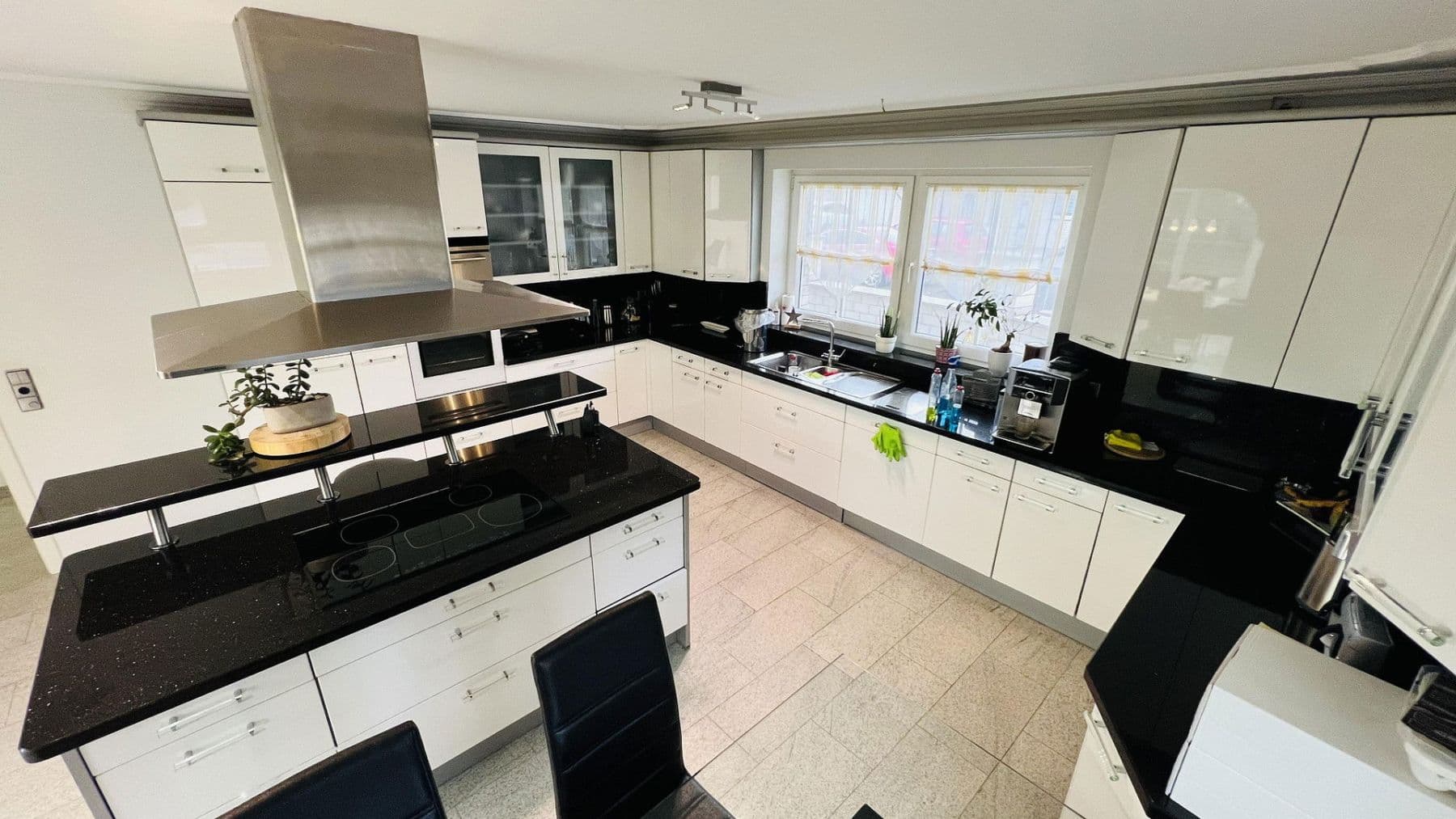 Prenájom bytu 7-izbový 266 m², Indianapolisstr.62, Köln, Severné Porýnie - Westfálsko Prenájom bytu 7-izbový 266 m², Indianapolisstr.62, Köln, Severné Porýnie - Westfálsko