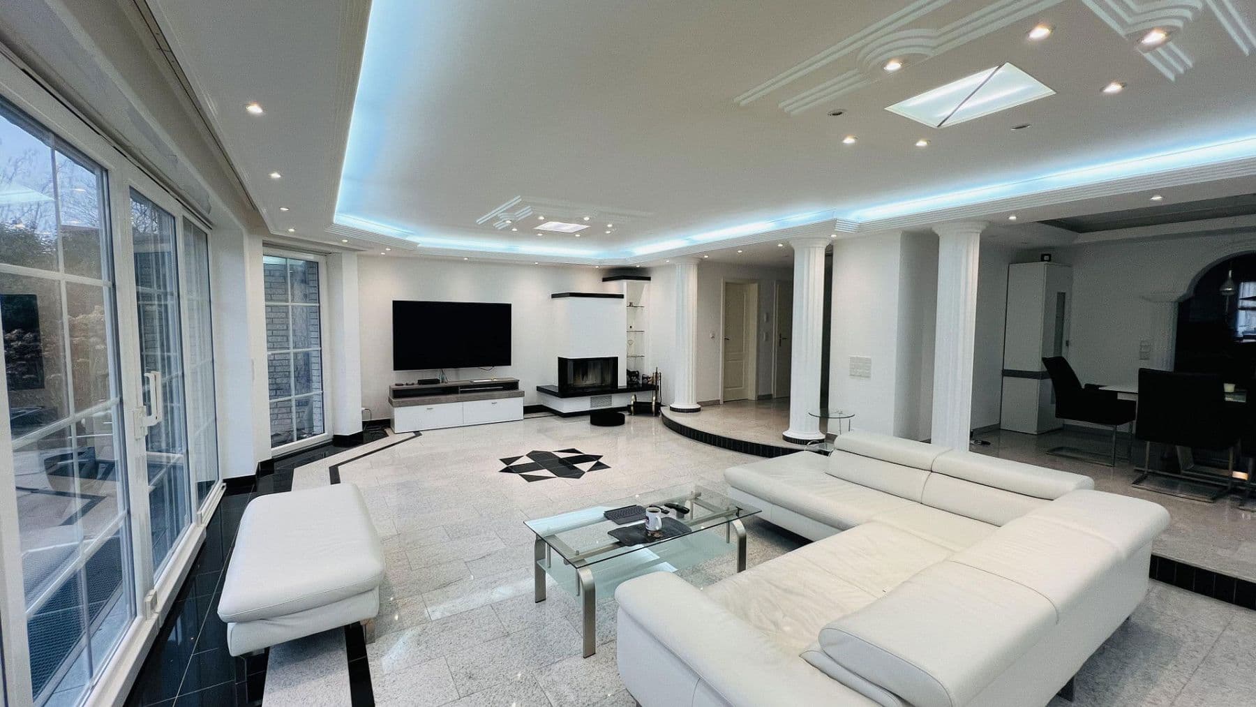 Prenájom bytu 7-izbový 266 m², Indianapolisstr.62, Köln, Severné Porýnie - Westfálsko Prenájom bytu 7-izbový 266 m², Indianapolisstr.62, Köln, Severné Porýnie - Westfálsko