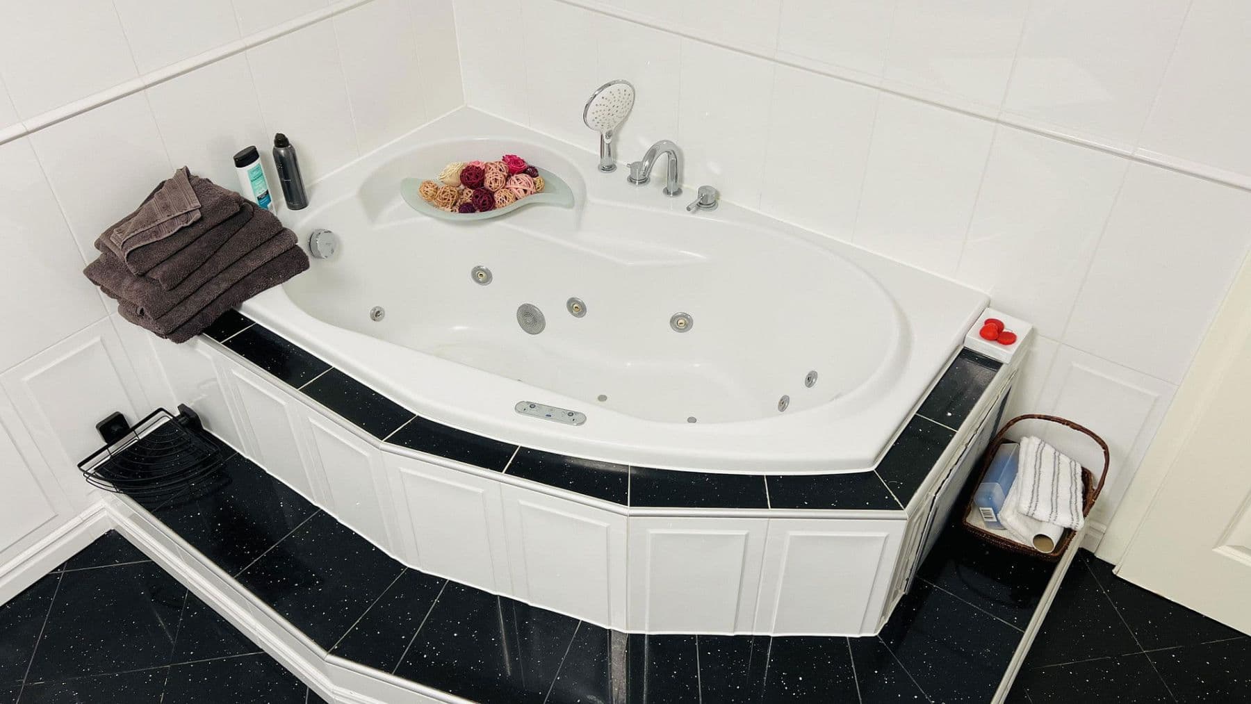 Prenájom bytu 7-izbový 266 m², Indianapolisstr.62, Köln, Severné Porýnie - Westfálsko Prenájom bytu 7-izbový 266 m², Indianapolisstr.62, Köln, Severné Porýnie - Westfálsko