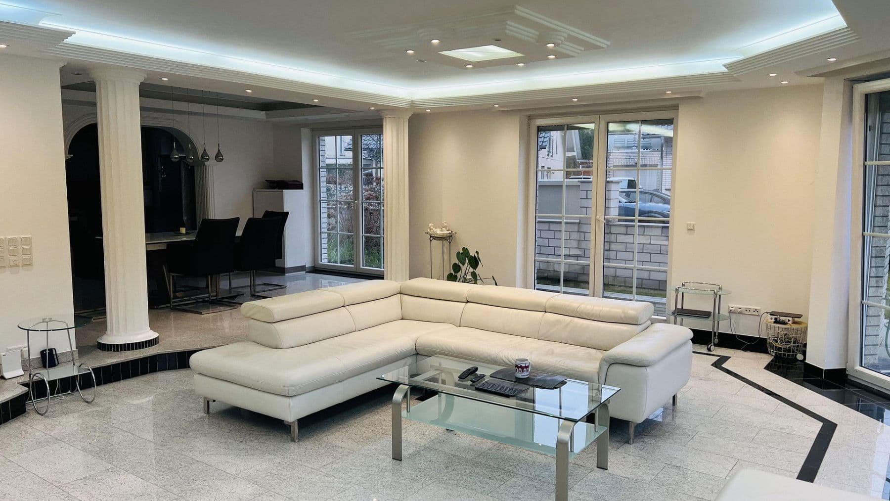 Prenájom bytu 7-izbový 266 m², Indianapolisstr.62, Köln, Severné Porýnie - Westfálsko Prenájom bytu 7-izbový 266 m², Indianapolisstr.62, Köln, Severné Porýnie - Westfálsko