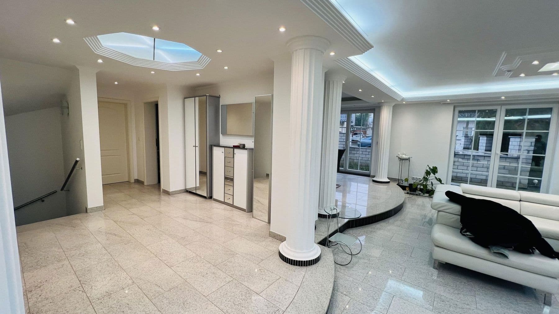 Prenájom bytu 7-izbový 266 m², Indianapolisstr.62, Köln, Severné Porýnie - Westfálsko Prenájom bytu 7-izbový 266 m², Indianapolisstr.62, Köln, Severné Porýnie - Westfálsko