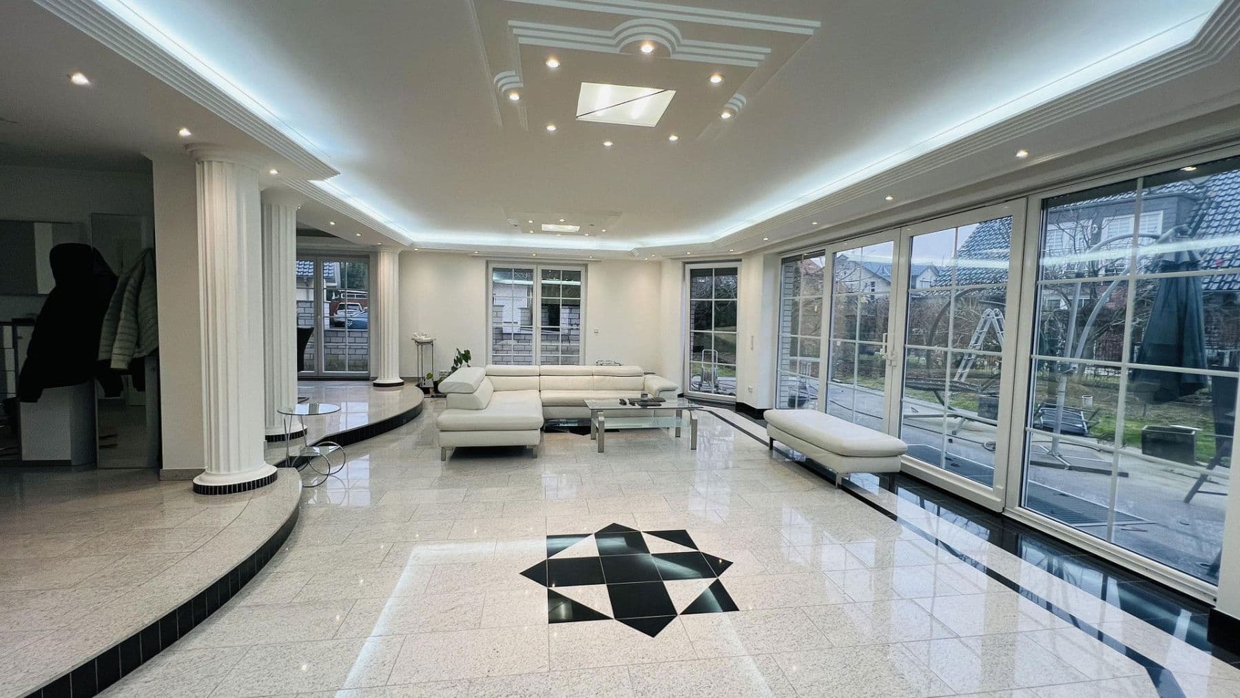 Prenájom bytu 7-izbový 266 m², Indianapolisstr.62, Köln, Severné Porýnie - Westfálsko Prenájom bytu 7-izbový 266 m², Indianapolisstr.62, Köln, Severné Porýnie - Westfálsko