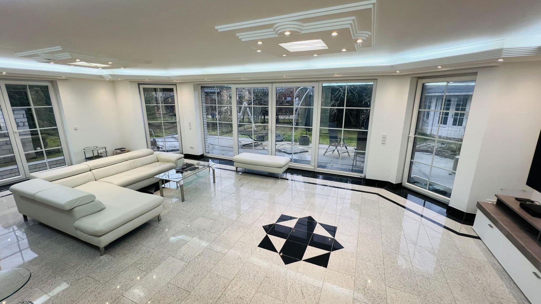 Prenájom bytu 7-izbový 266 m², Indianapolisstr.62, Köln, Severné Porýnie - Westfálsko Prenájom bytu 7-izbový 266 m², Indianapolisstr.62, Köln, Severné Porýnie - Westfálsko