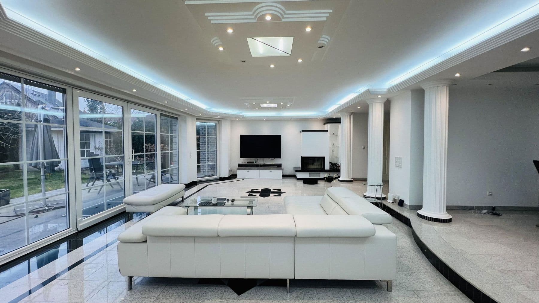 Prenájom bytu 7-izbový 266 m², Indianapolisstr.62, Köln, Severné Porýnie - Westfálsko Prenájom bytu 7-izbový 266 m², Indianapolisstr.62, Köln, Severné Porýnie - Westfálsko