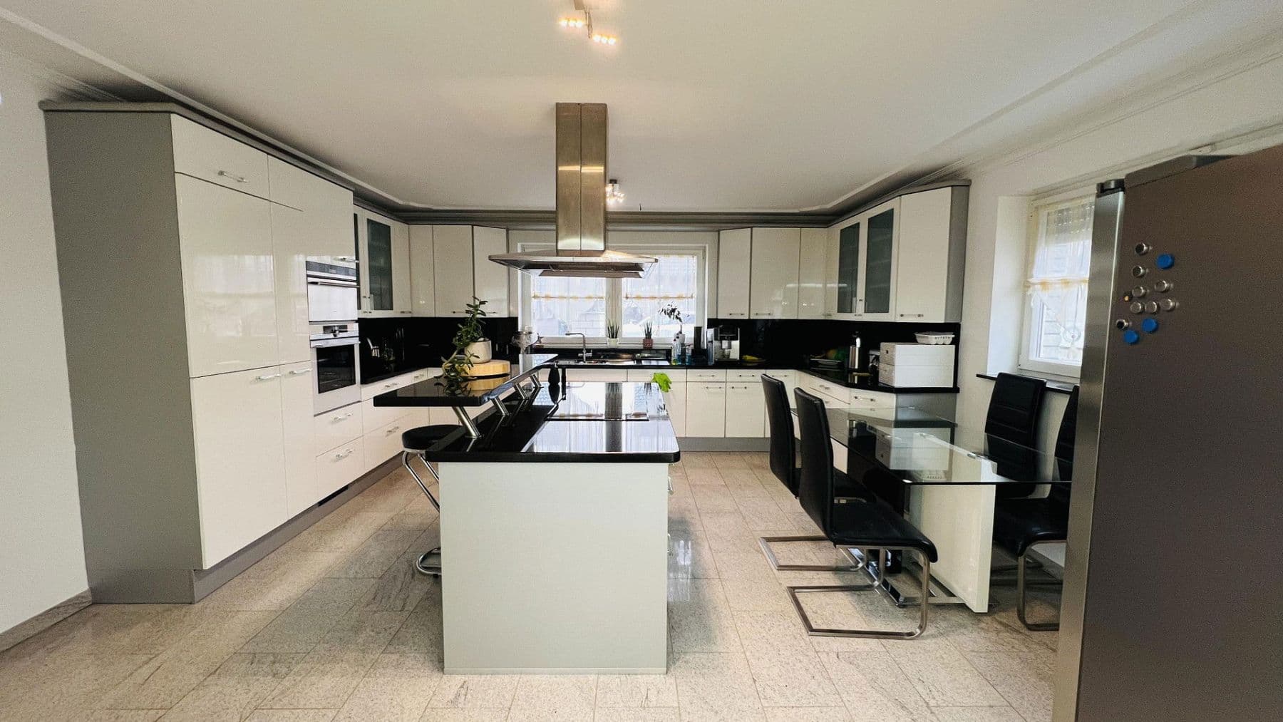 Prenájom bytu 7-izbový 266 m², Indianapolisstr.62, Köln, Severné Porýnie - Westfálsko Prenájom bytu 7-izbový 266 m², Indianapolisstr.62, Köln, Severné Porýnie - Westfálsko