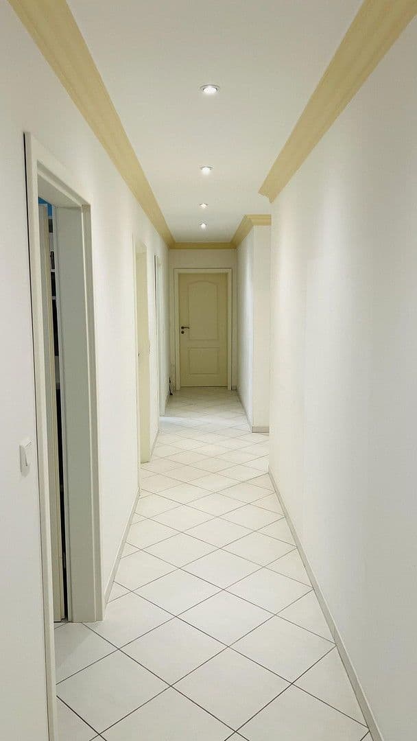 Prenájom bytu 7-izbový 266 m², Indianapolisstr.62, Köln, Severné Porýnie - Westfálsko Prenájom bytu 7-izbový 266 m², Indianapolisstr.62, Köln, Severné Porýnie - Westfálsko