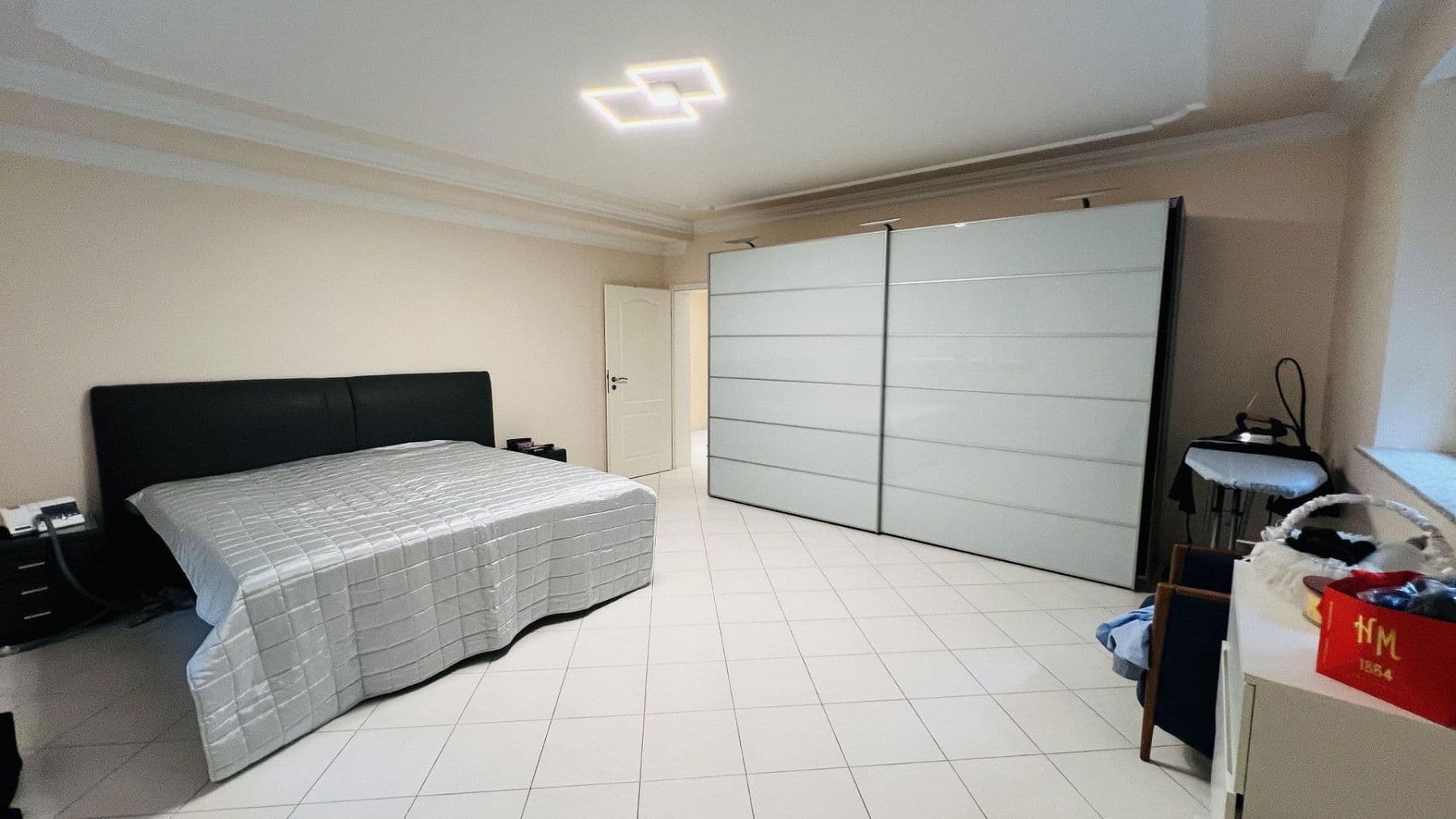 Prenájom bytu 7-izbový 266 m², Indianapolisstr.62, Köln, Severné Porýnie - Westfálsko Prenájom bytu 7-izbový 266 m², Indianapolisstr.62, Köln, Severné Porýnie - Westfálsko