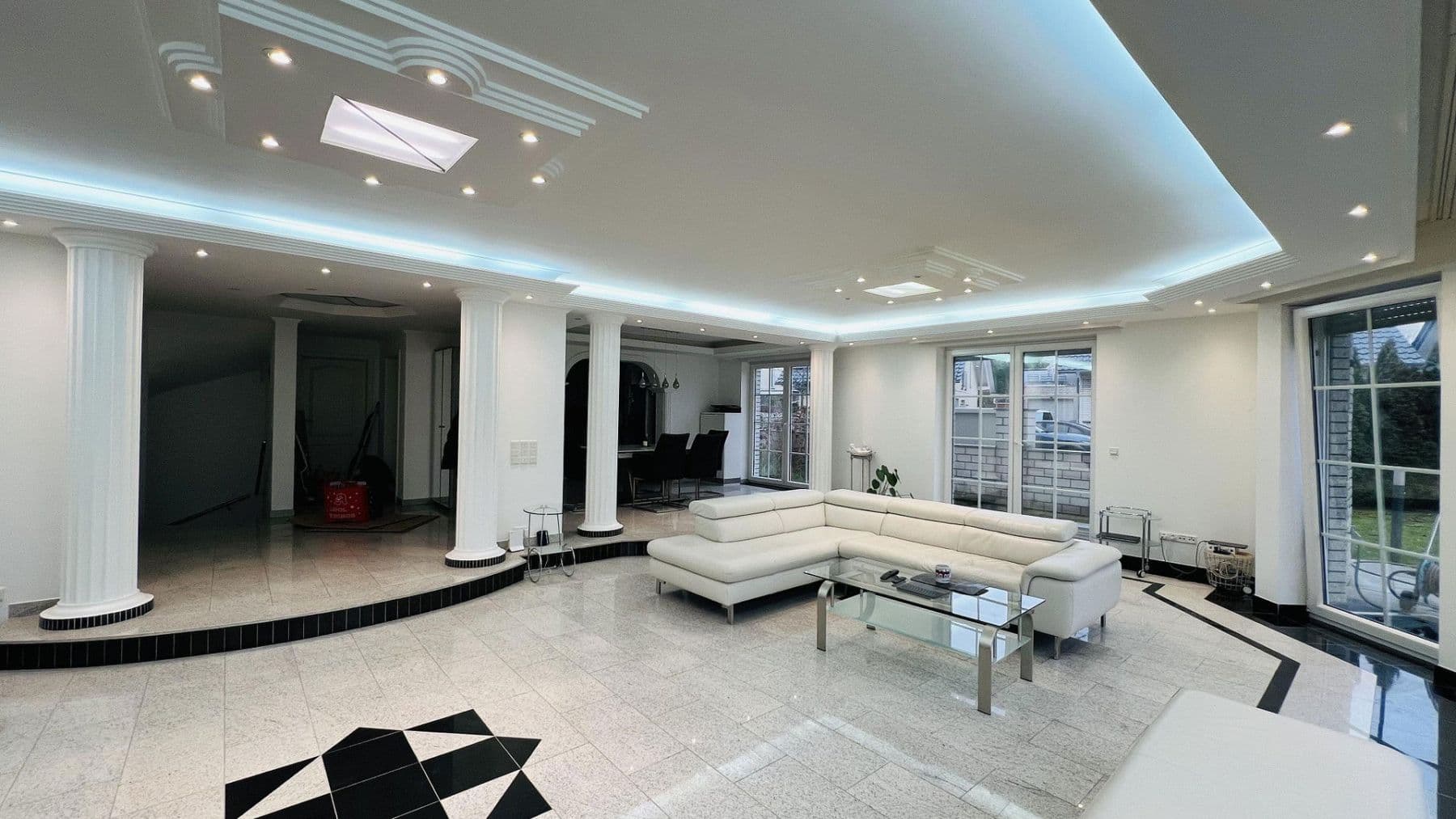 Prenájom bytu 7-izbový 266 m², Indianapolisstr.62, Köln, Severné Porýnie - Westfálsko Prenájom bytu 7-izbový 266 m², Indianapolisstr.62, Köln, Severné Porýnie - Westfálsko