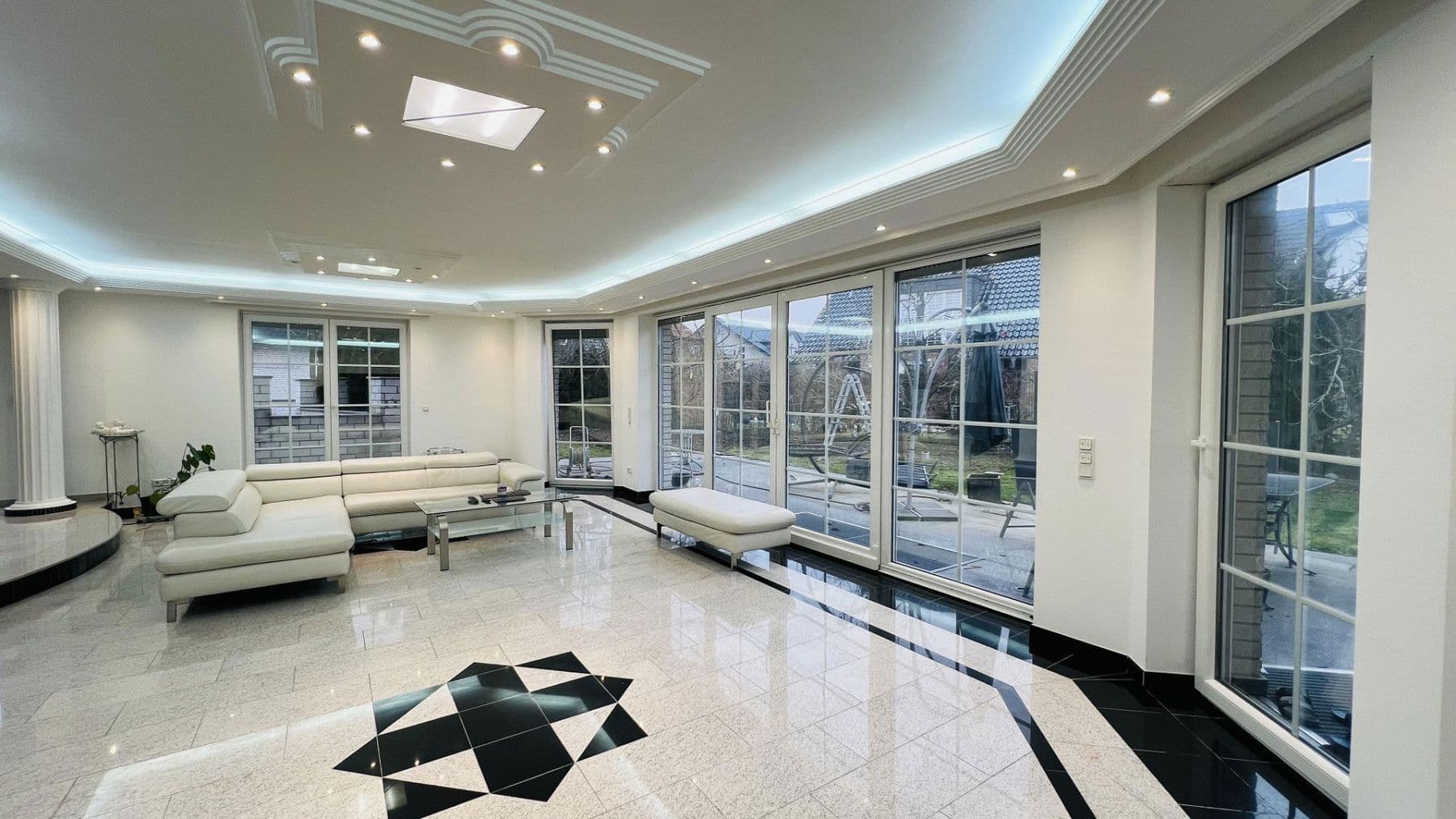 Prenájom bytu 7-izbový 266 m², Indianapolisstr.62, Köln, Severné Porýnie - Westfálsko Prenájom bytu 7-izbový 266 m², Indianapolisstr.62, Köln, Severné Porýnie - Westfálsko