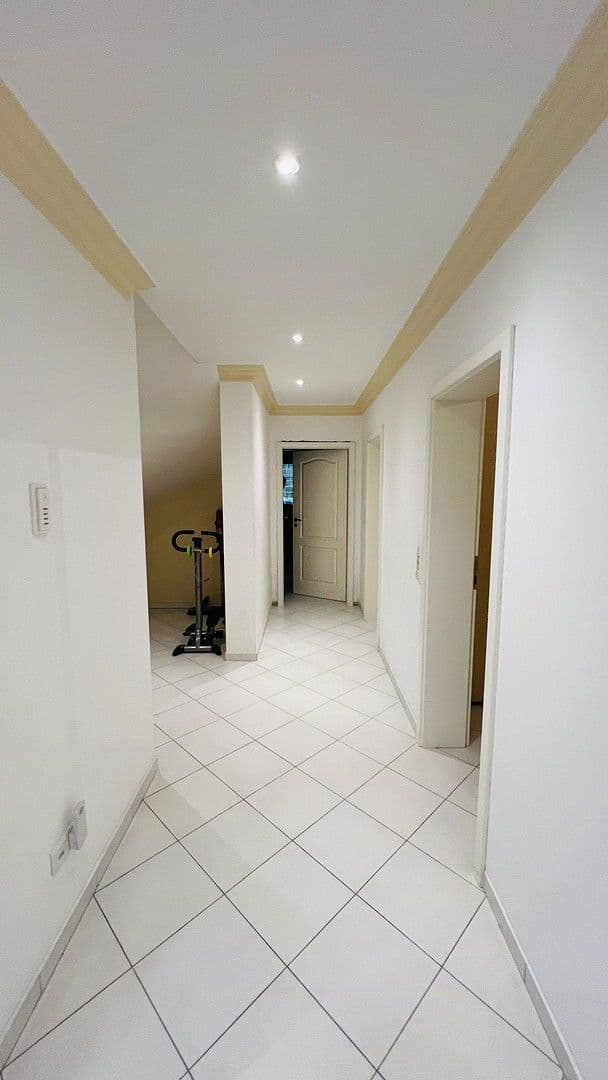 Prenájom bytu 7-izbový 266 m², Indianapolisstr.62, Köln, Severné Porýnie - Westfálsko Prenájom bytu 7-izbový 266 m², Indianapolisstr.62, Köln, Severné Porýnie - Westfálsko