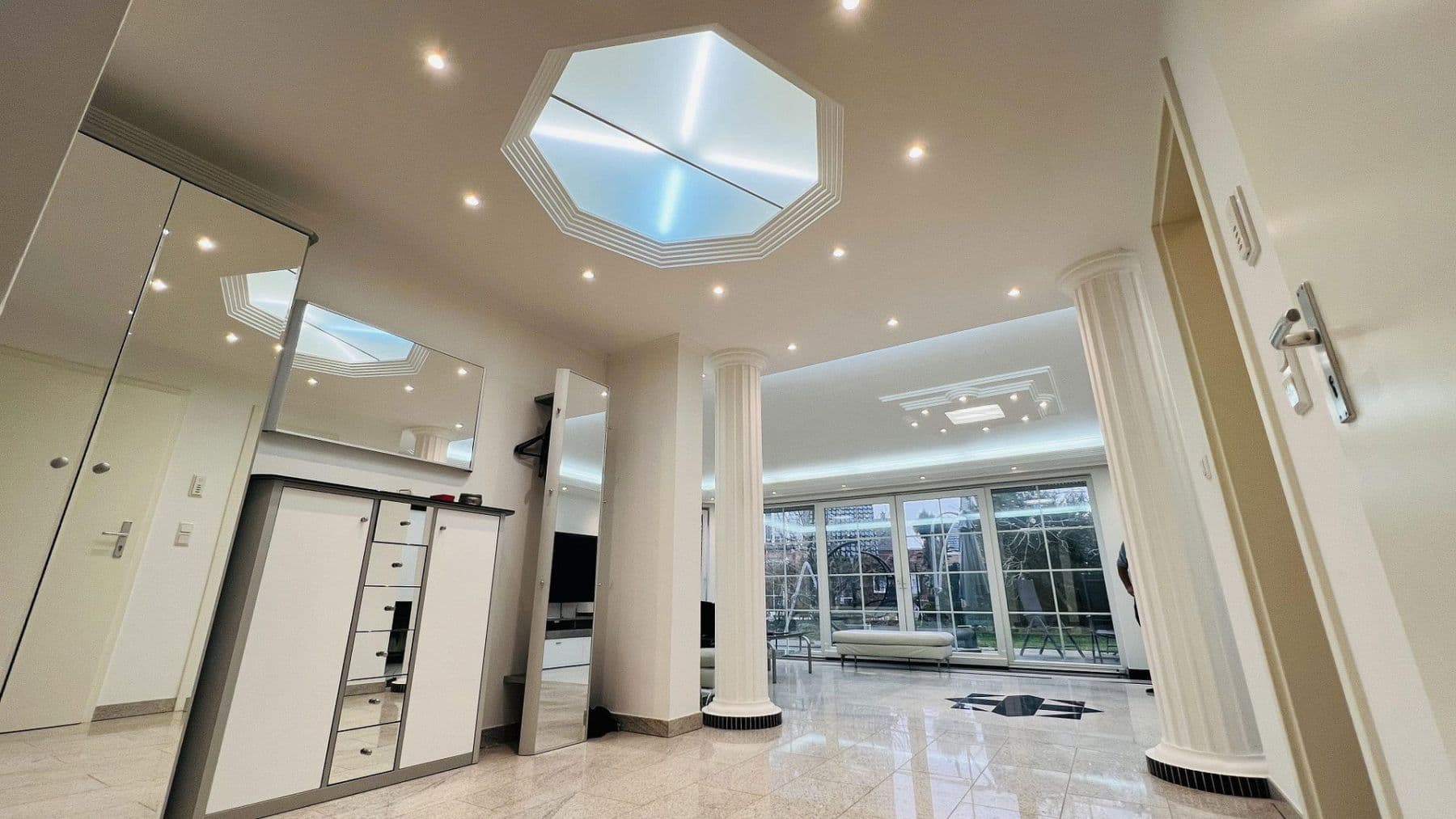 Prenájom bytu 7-izbový 266 m², Indianapolisstr.62, Köln, Severné Porýnie - Westfálsko Prenájom bytu 7-izbový 266 m², Indianapolisstr.62, Köln, Severné Porýnie - Westfálsko