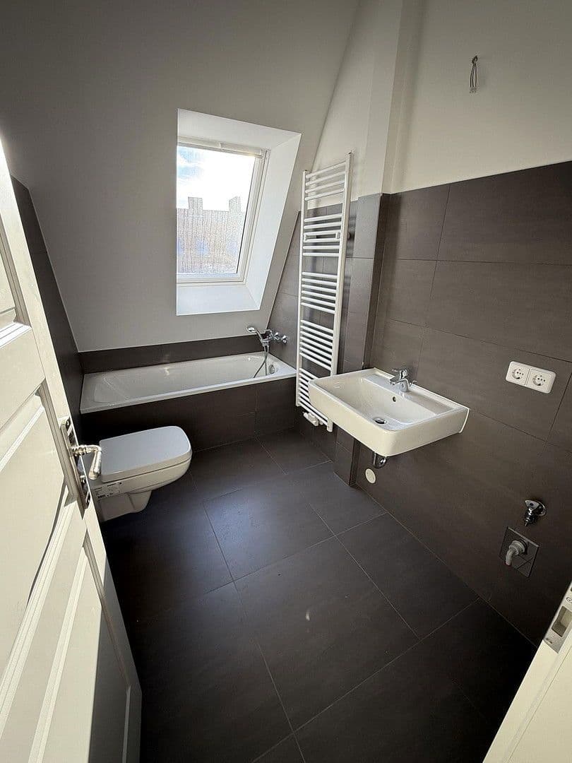 Prenájom bytu 3-izbový 99 m², Blissestraße, Berlin, Berlín Prenájom bytu 3-izbový 99 m², Blissestraße, Berlin, Berlín