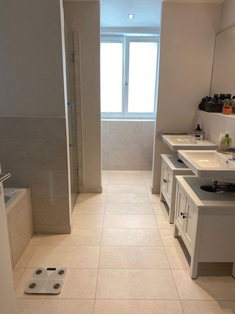 Prenájom bytu 3-izbový 100 m², Düsseldorf, Severné Porýnie - Westfálsko Prenájom bytu 3-izbový 100 m², Düsseldorf, Severné Porýnie - Westfálsko