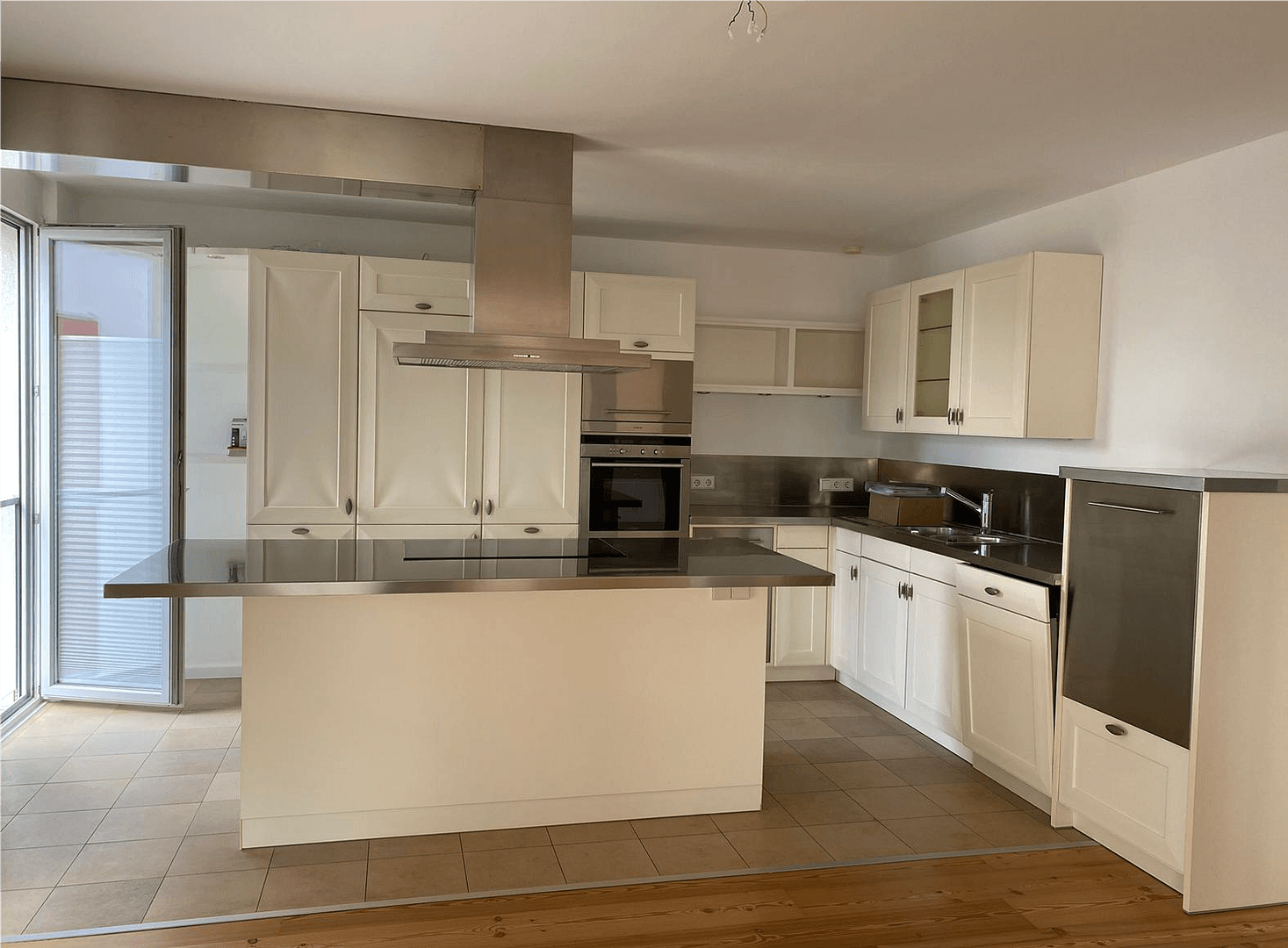 Prenájom bytu 3-izbový 112 m², Ettlingen, Bádensko-Wurttembersko Prenájom bytu 3-izbový 112 m², Ettlingen, Bádensko-Wurttembersko