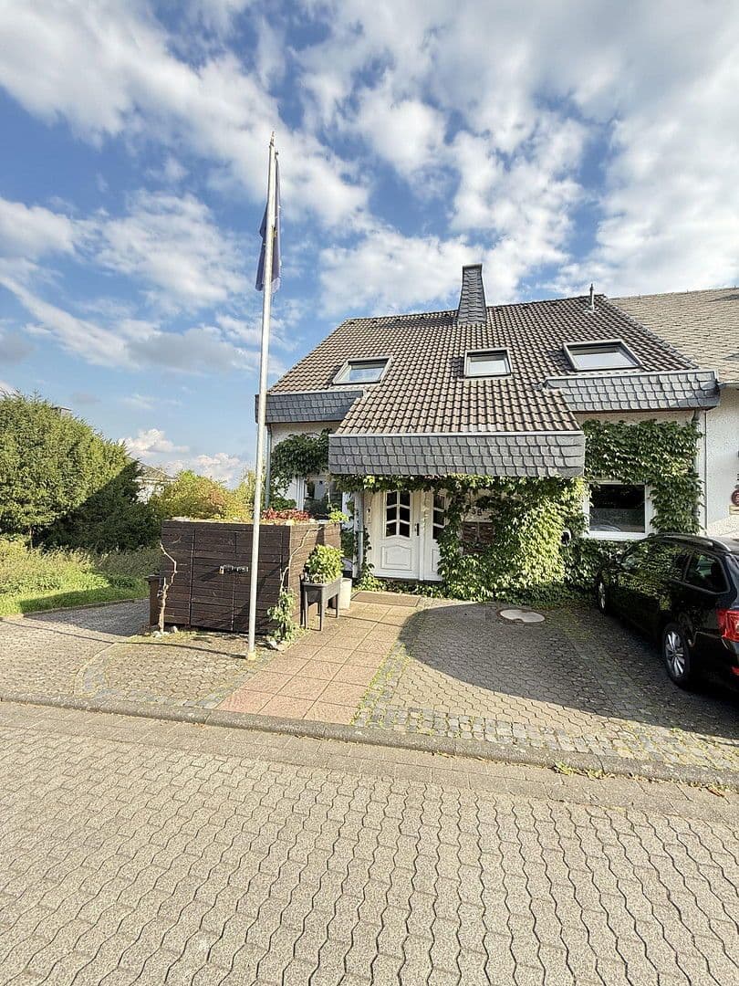 Prenájom bytu 5-izbový 165 m², Koblenz, Porýnie-Falcko Prenájom bytu 5-izbový 165 m², Koblenz, Porýnie-Falcko