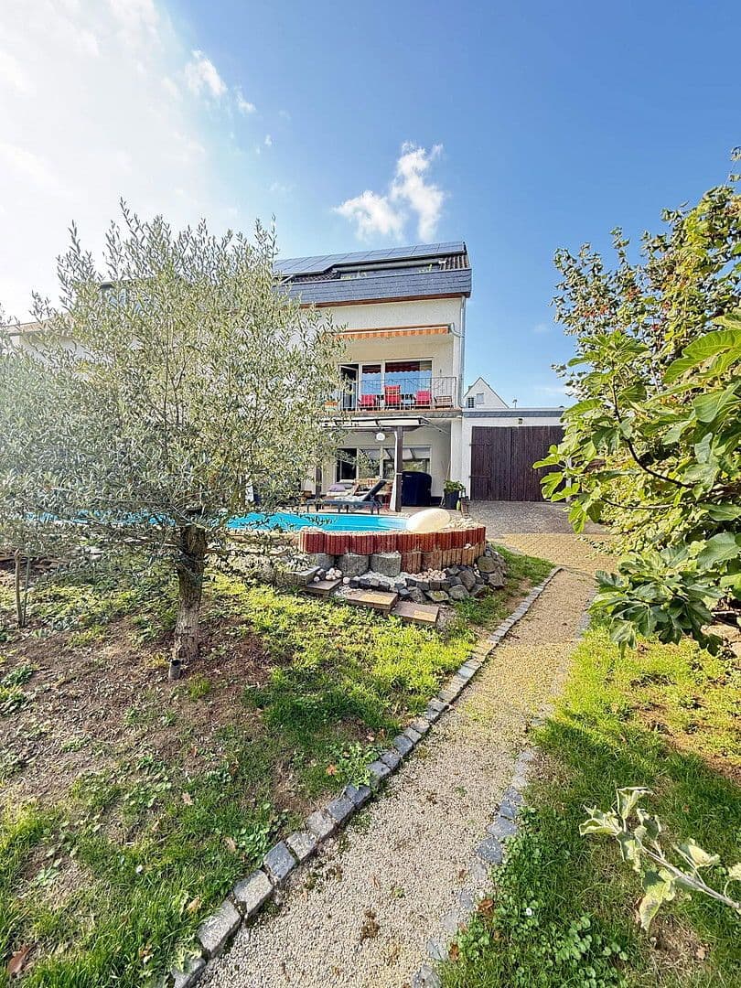 Prenájom bytu 5-izbový 165 m², Koblenz, Porýnie-Falcko Prenájom bytu 5-izbový 165 m², Koblenz, Porýnie-Falcko