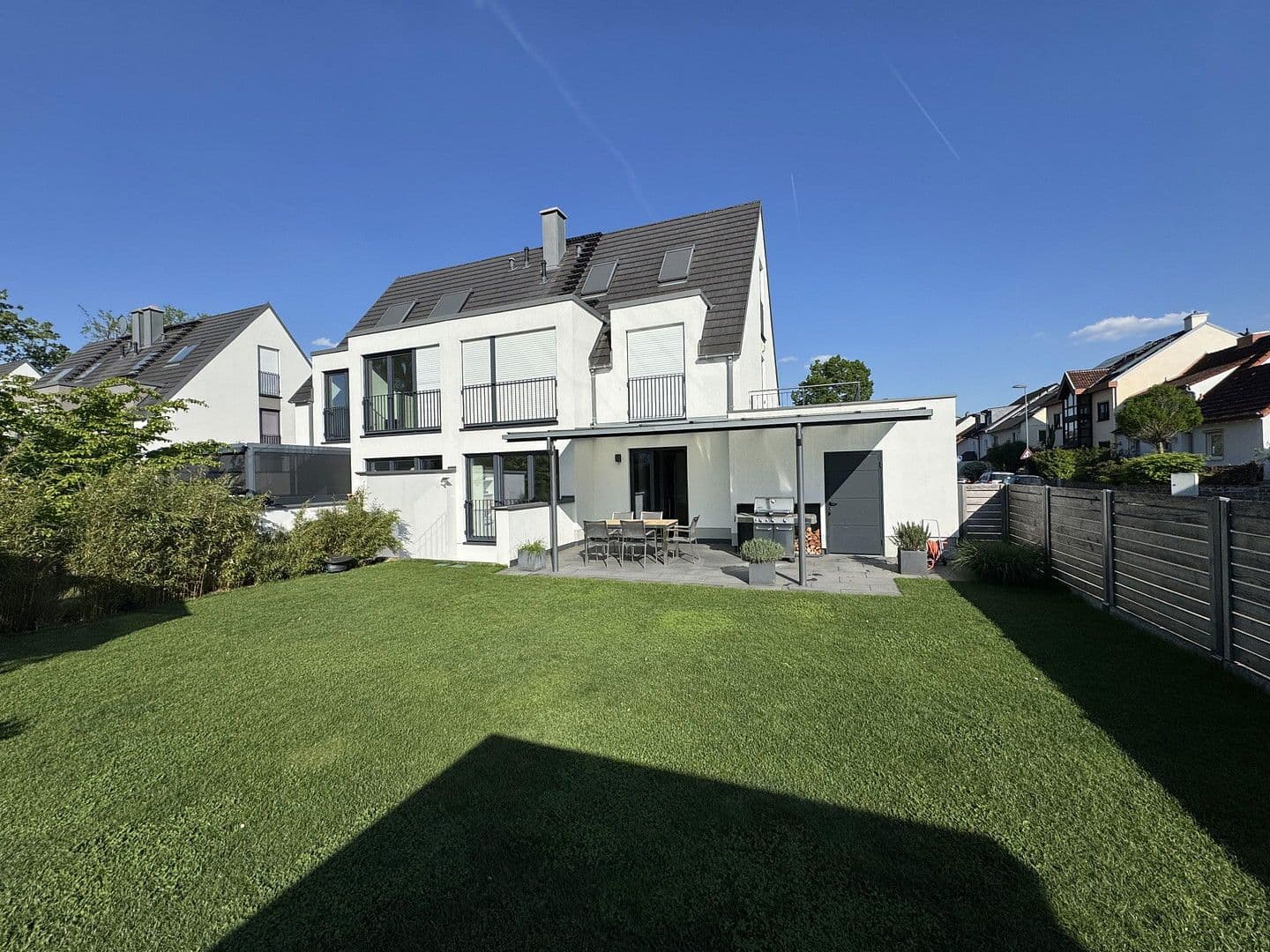 Predaj domu 190 m², pozemek 380 m², Neu-Isenburg, Hesensko Predaj domu 190 m², pozemek 380 m², Neu-Isenburg, Hesensko