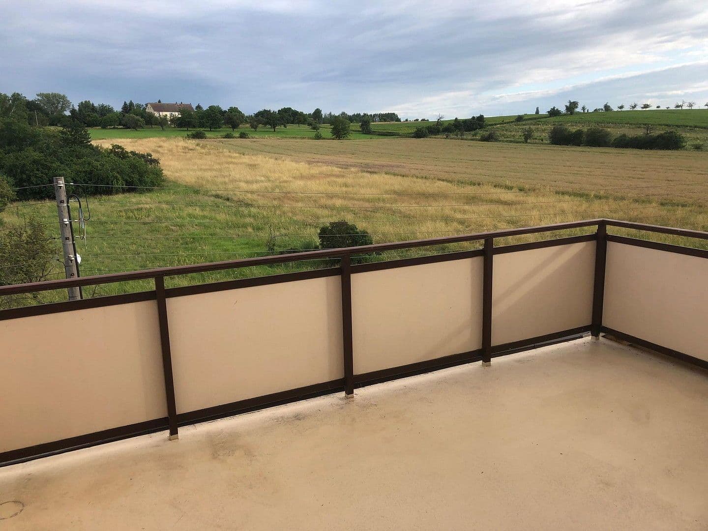 Prenájom bytu 4-izbový 94 m², Bahraer Straße 14, Hirschstein, Sasko Prenájom bytu 4-izbový 94 m², Bahraer Straße 14, Hirschstein, Sasko