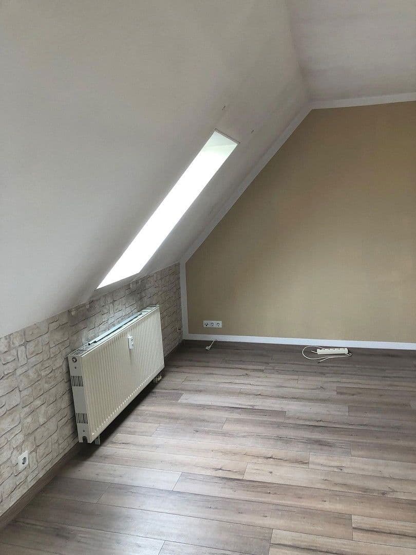 Prenájom bytu 4-izbový 94 m², Bahraer Straße 14, Hirschstein, Sasko Prenájom bytu 4-izbový 94 m², Bahraer Straße 14, Hirschstein, Sasko