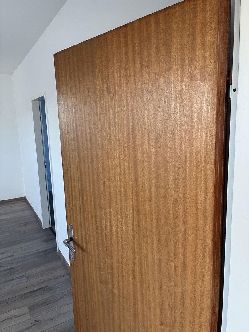 Prenájom bytu 4-izbový 94 m², Bahraer Straße 14, Hirschstein, Sasko Prenájom bytu 4-izbový 94 m², Bahraer Straße 14, Hirschstein, Sasko