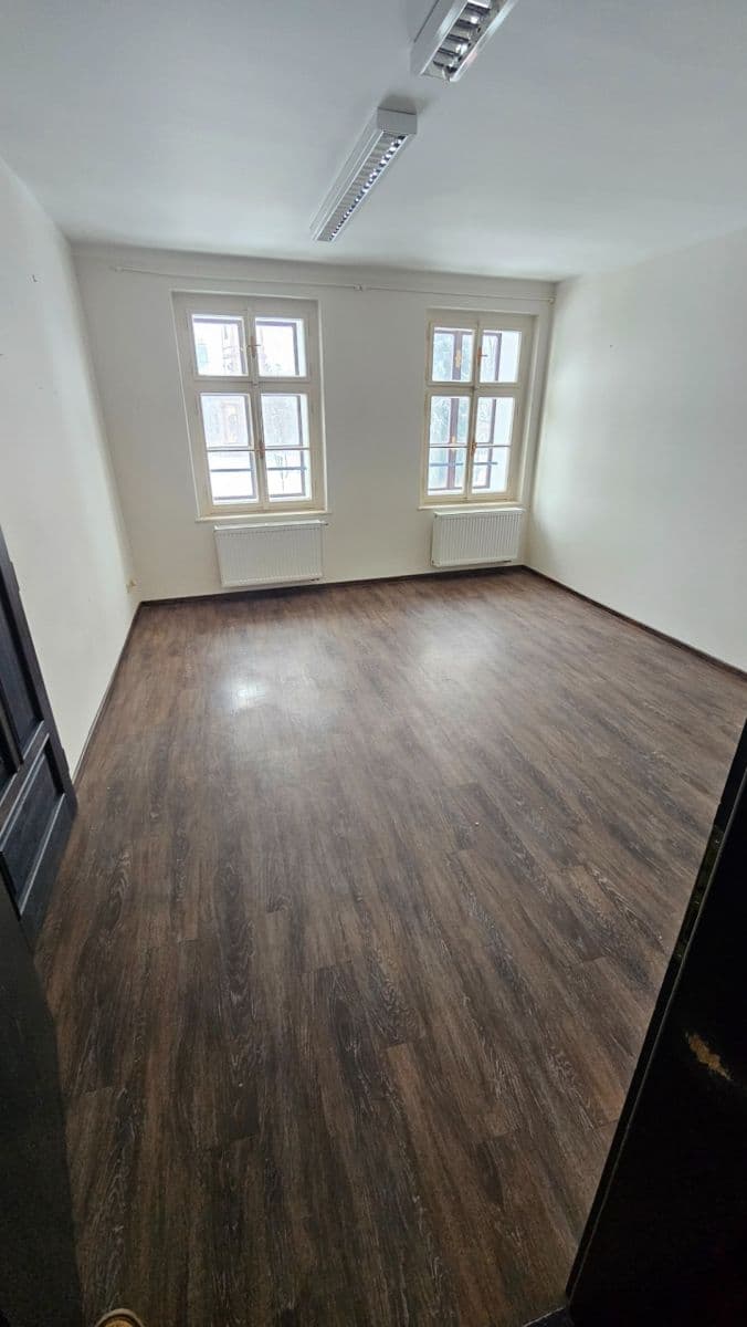 Prenájom kancelárie 56 m², náměstí Smiřických, Kostelec nad Černými lesy, Středočeský kraj Prenájom kancelárie 56 m², náměstí Smiřických, Kostelec nad Černými lesy, Středočeský kraj