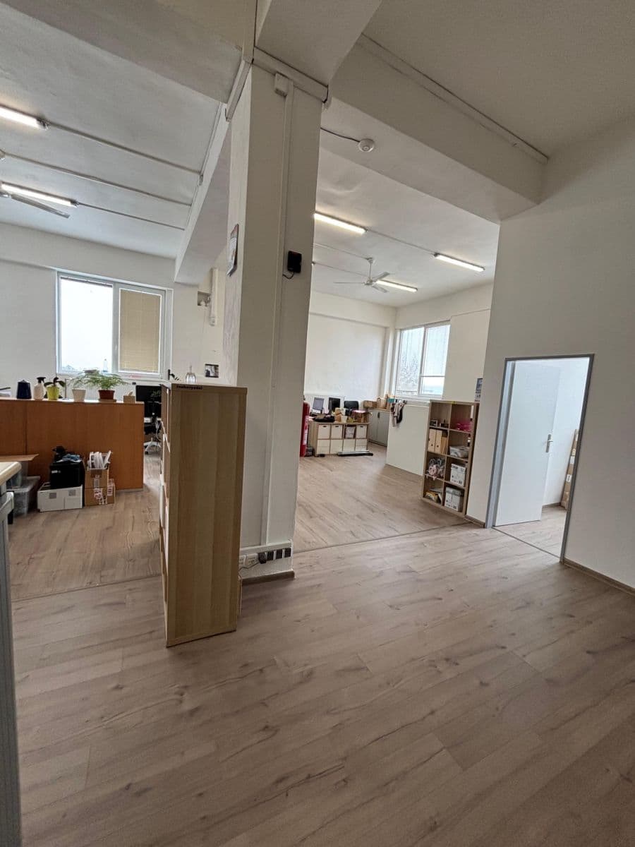 Prenájom nebytového priestoru 1.035 m², U Továren, Praha, Praha Prenájom nebytového priestoru 1.035 m², U Továren, Praha, Praha