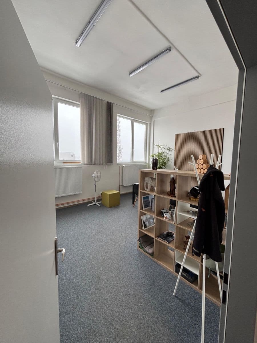 Prenájom nebytového priestoru 1.035 m², U Továren, Praha, Praha Prenájom nebytového priestoru 1.035 m², U Továren, Praha, Praha
