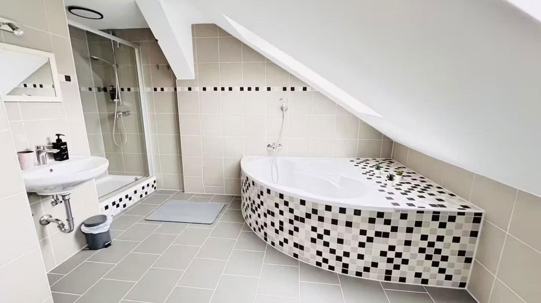 Prenájom bytu 3-izbový 110 m², Blumenthalstraße 5, Pforzheim, Bádensko-Wurttembersko Prenájom bytu 3-izbový 110 m², Blumenthalstraße 5, Pforzheim, Bádensko-Wurttembersko