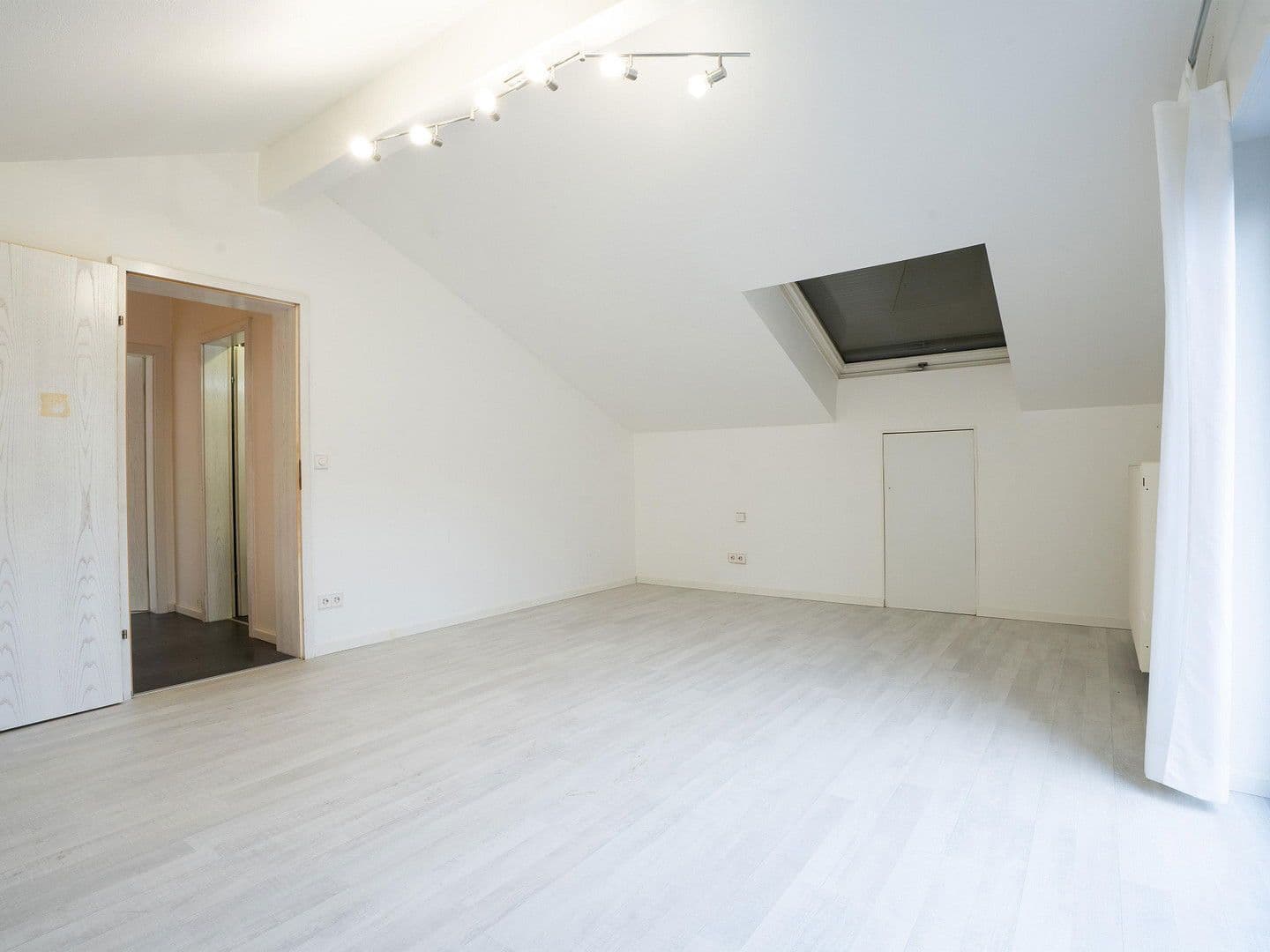 Predaj domu 332 m², pozemek 637 m², Untergruppenbach, Bádensko-Wurttembersko Predaj domu 332 m², pozemek 637 m², Untergruppenbach, Bádensko-Wurttembersko