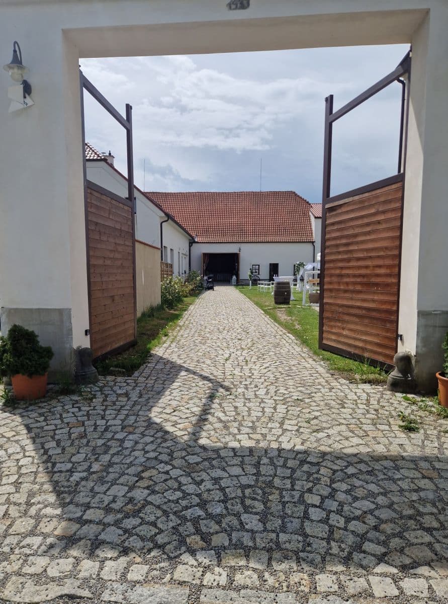 Prenájom nebytového priestoru 250 m², Husovo náměstí, Hostivice, Středočeský kraj Prenájom nebytového priestoru 250 m², Husovo náměstí, Hostivice, Středočeský kraj