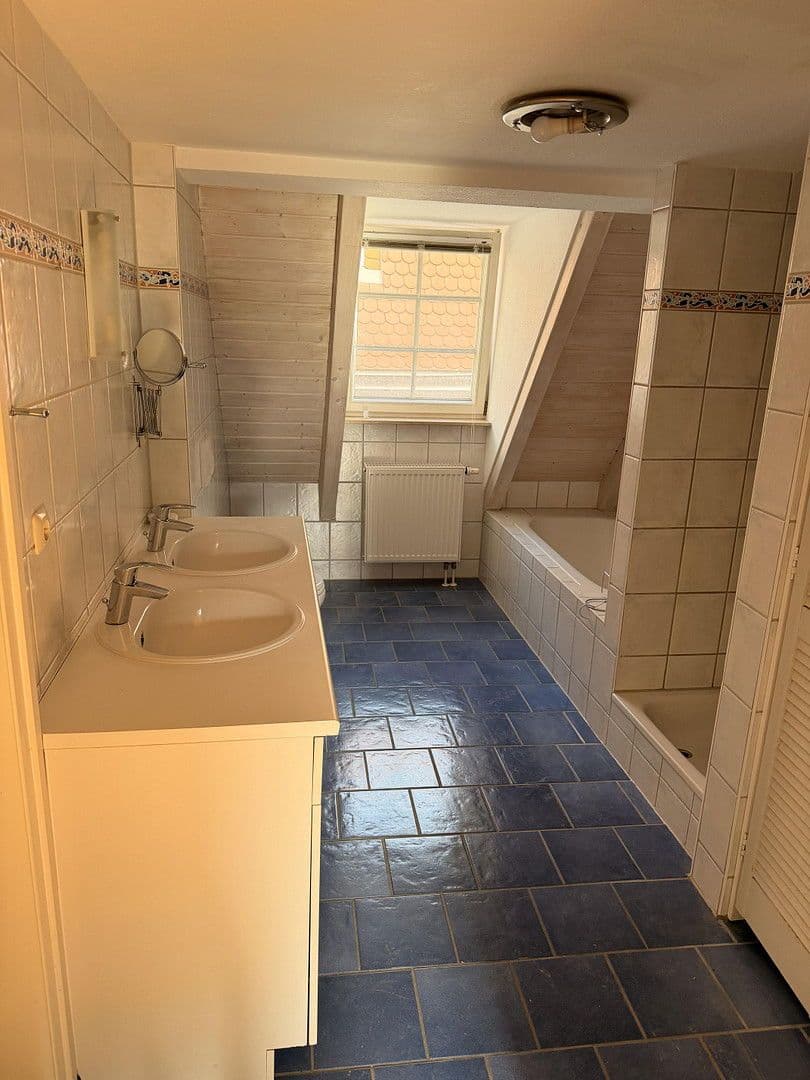 Prenájom bytu 6-izbový 121 m², Weinheim, Bádensko-Wurttembersko Prenájom bytu 6-izbový 121 m², Weinheim, Bádensko-Wurttembersko