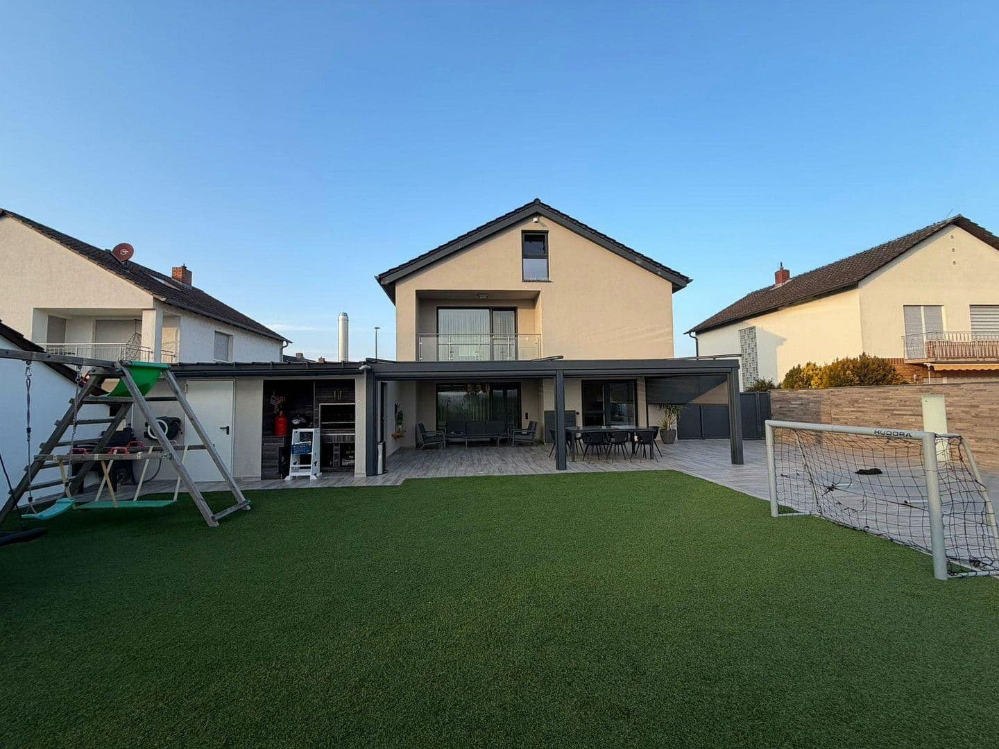 Predaj domu 290 m², pozemek 500 m², Mutterstadt, Porýnie-Falcko Predaj domu 290 m², pozemek 500 m², Mutterstadt, Porýnie-Falcko