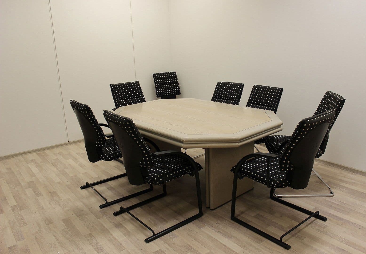 Prenájom kancelárie 24 m², Brixenerstr. 8, Augsburg, Bavorsko Prenájom kancelárie 24 m², Brixenerstr. 8, Augsburg, Bavorsko