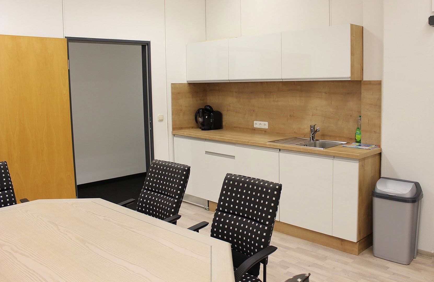 Prenájom kancelárie 24 m², Brixenerstr. 8, Augsburg, Bavorsko Prenájom kancelárie 24 m², Brixenerstr. 8, Augsburg, Bavorsko