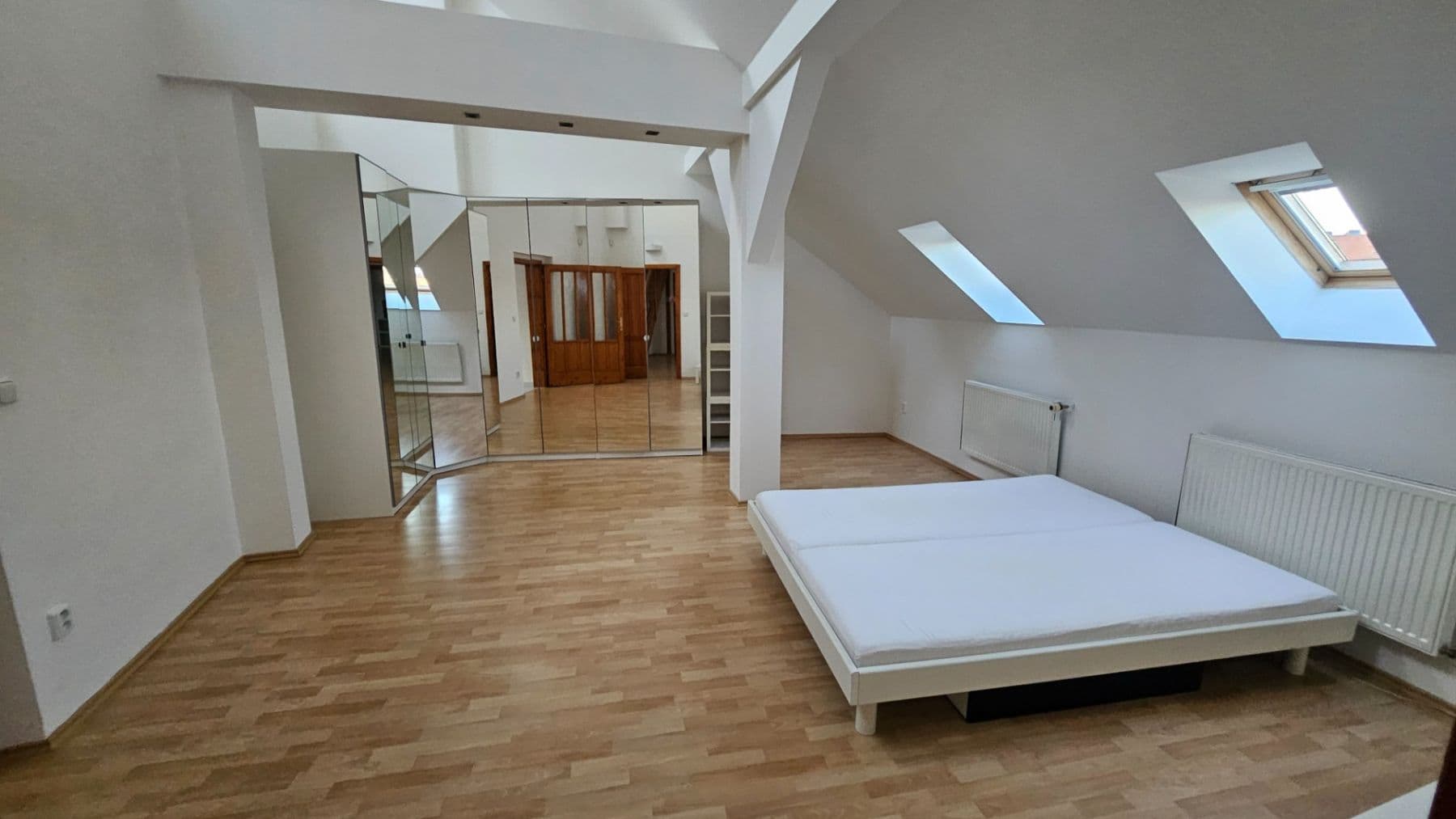 Prenájom bytu 4-izbový 180 m², Škroupovo náměstí, Praha, Praha Prenájom bytu 4-izbový 180 m², Škroupovo náměstí, Praha, Praha